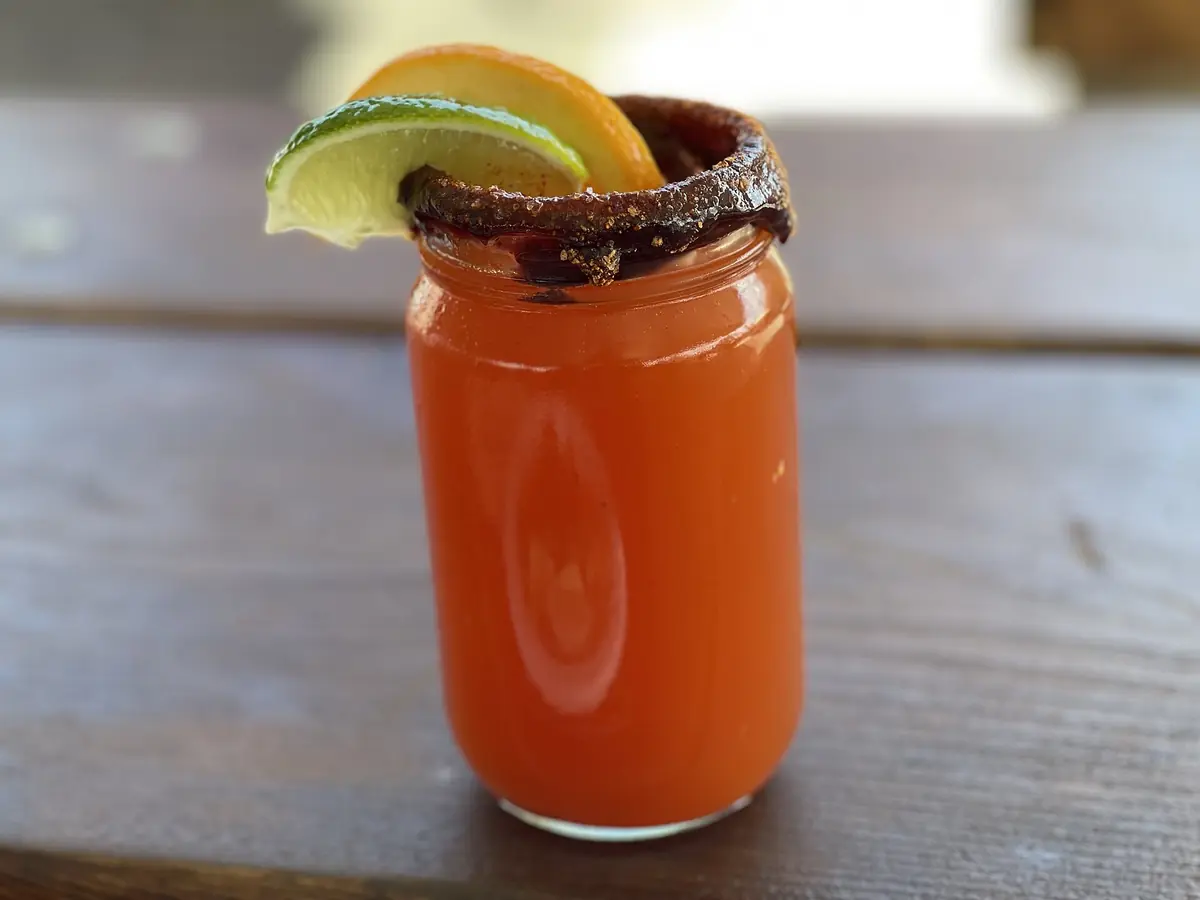 Michelada escarchada con limón